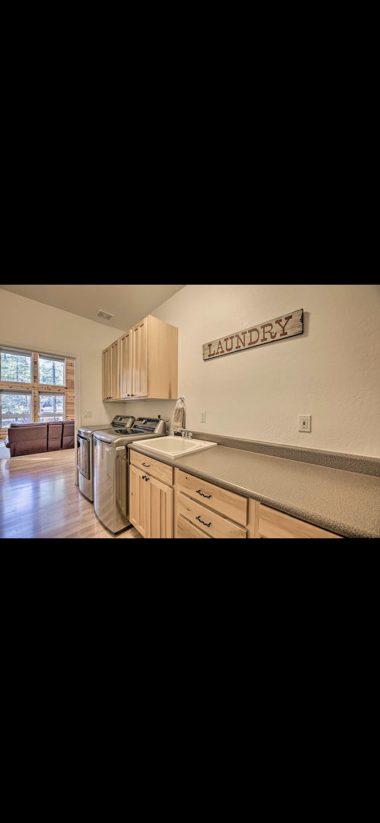 Rugged Cabin w/Hot Tub & Deck 2 MI to lake!