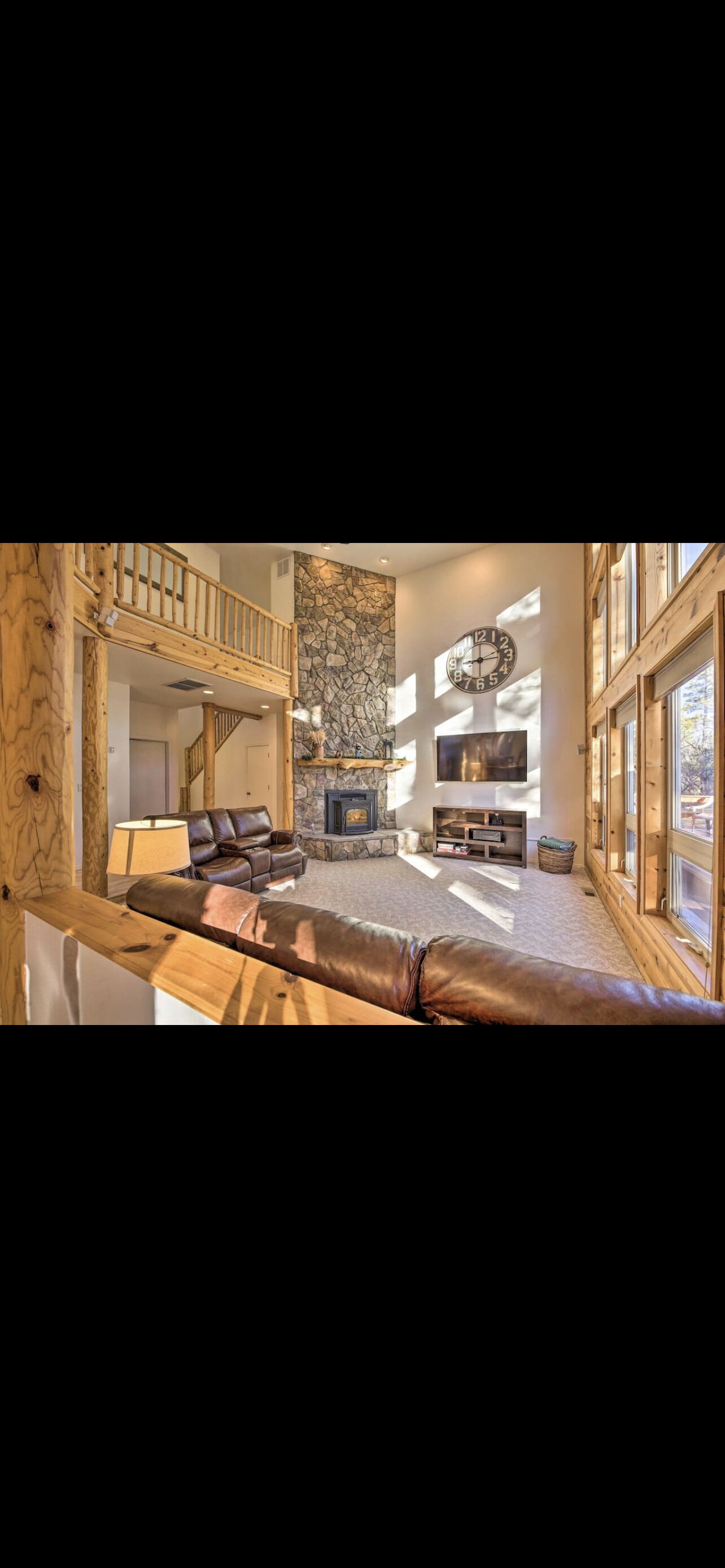 Rugged Cabin w/Hot Tub & Deck 2 MI to lake!