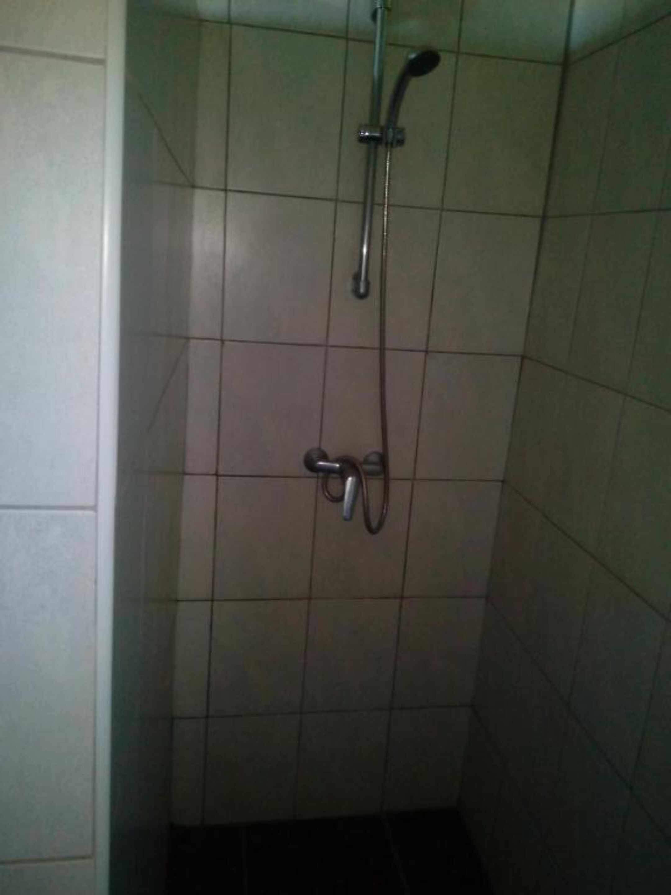 Combined shower/tub, towels