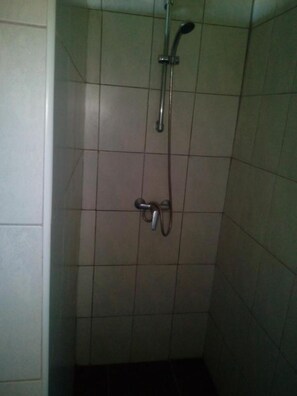 Combined shower/bathtub, towels - Kilima Resort (Iten)