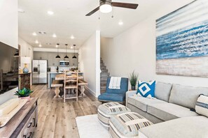 Leilighet, 3 soverom | Oppholdsområde | Smart-TV