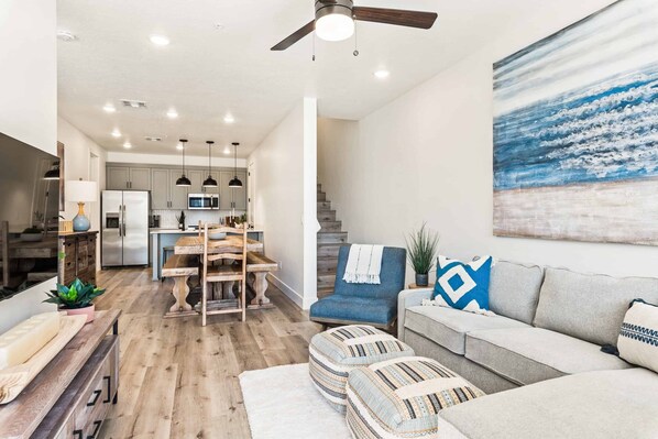 Condo, 3 Bedrooms | Living area