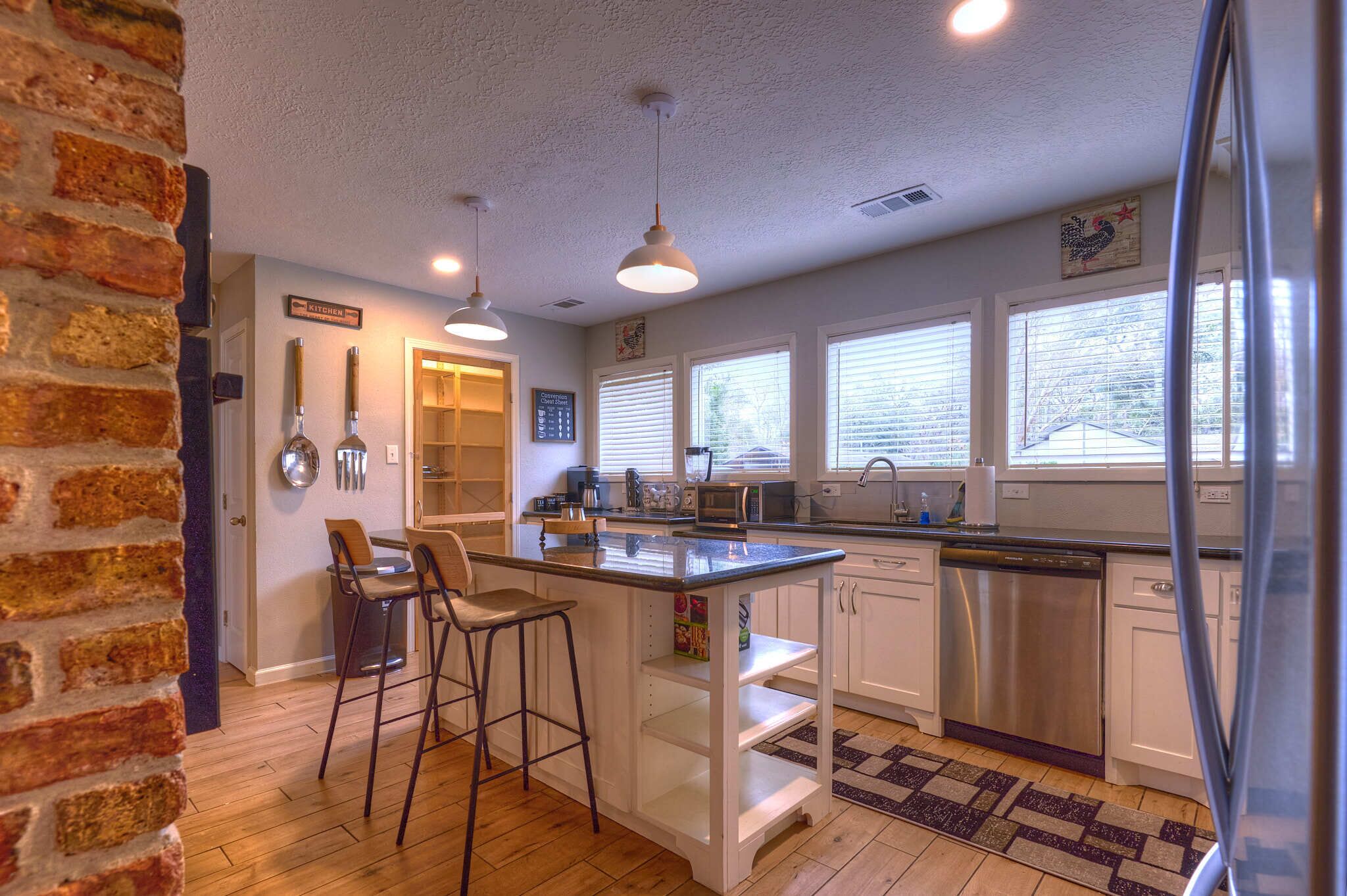 Cozy & Spacious 4-bedroom home with a modern feel