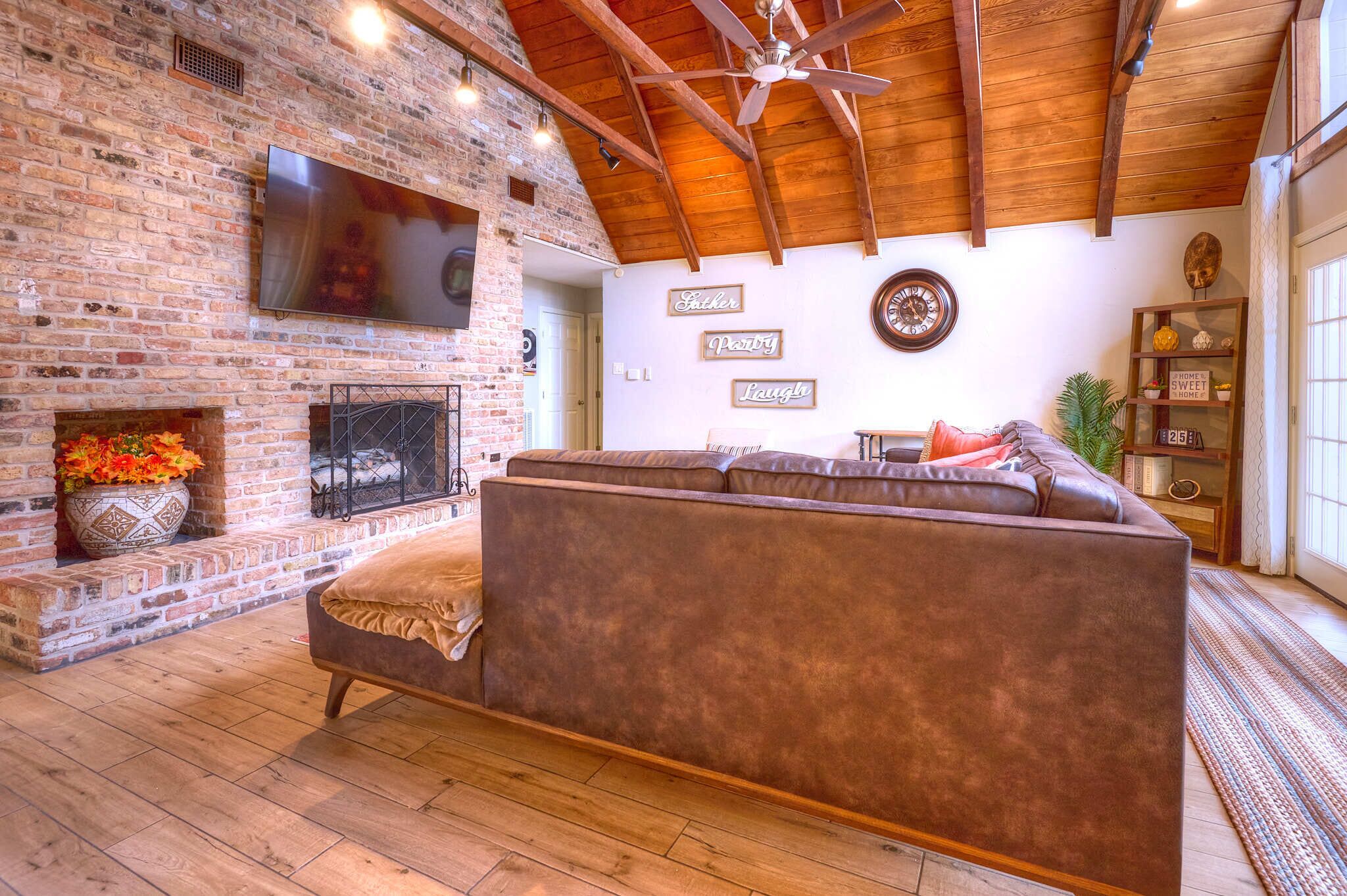 Cozy & Spacious 4-bedroom home with a modern feel