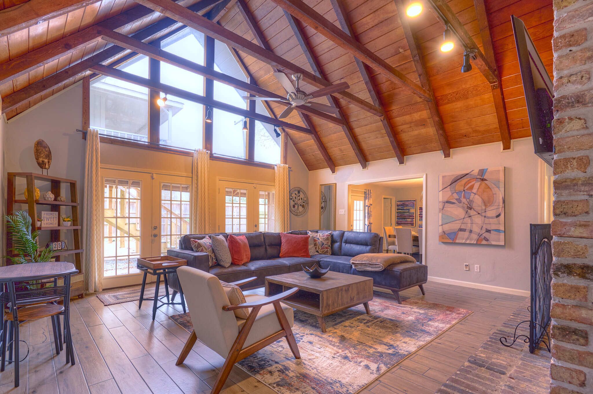 Cozy & Spacious 4-bedroom home with a modern feel