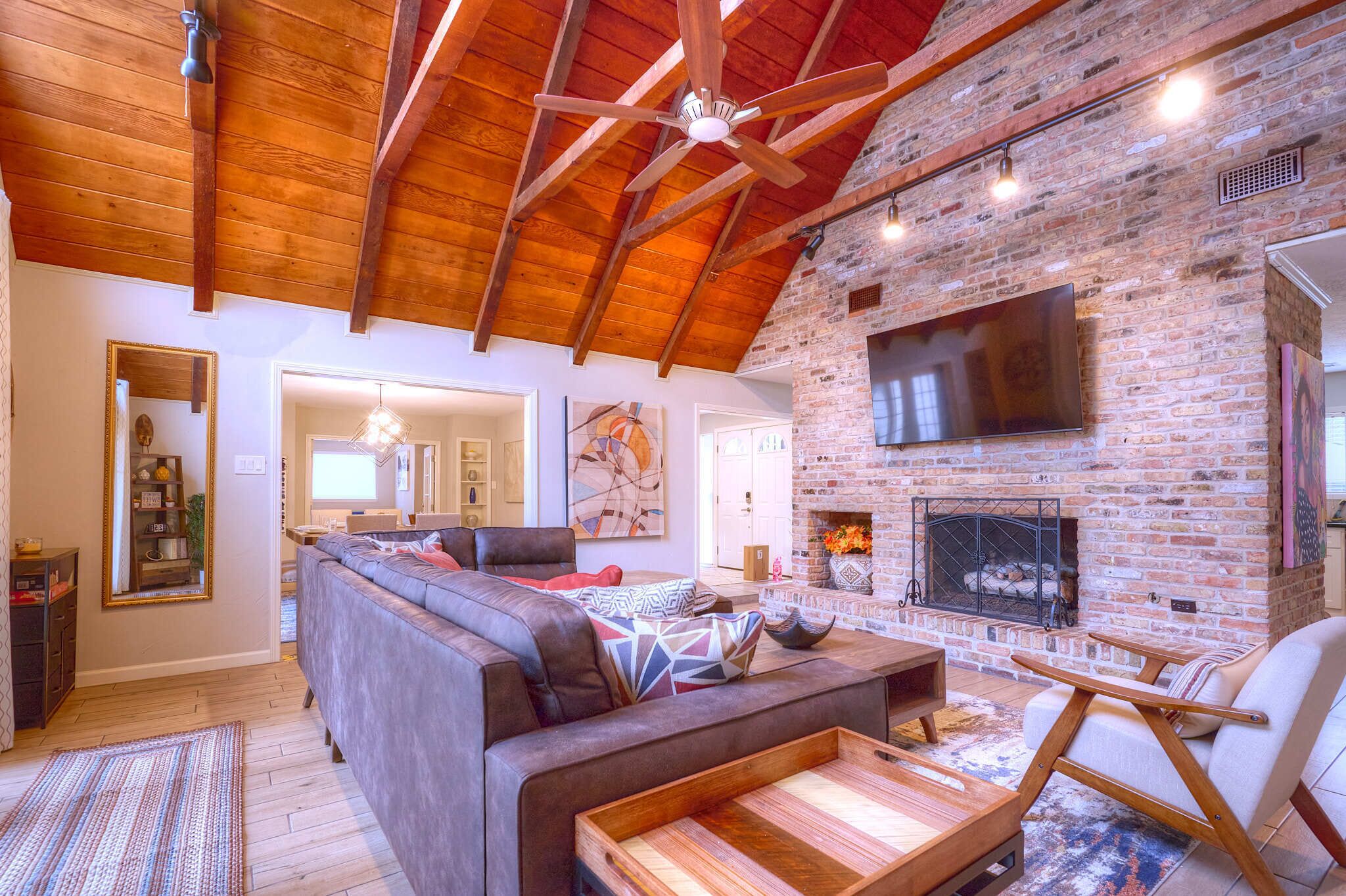 Cozy & Spacious 4-bedroom home with a modern feel