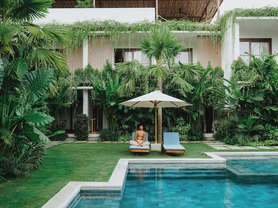 Una piscina al aire libre