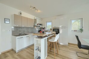 Een koelkast, een microgolfoven, een oven, een kookplaat