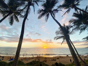 Una spiaggia nelle vicinanze, lettini da mare, teli da spiaggia