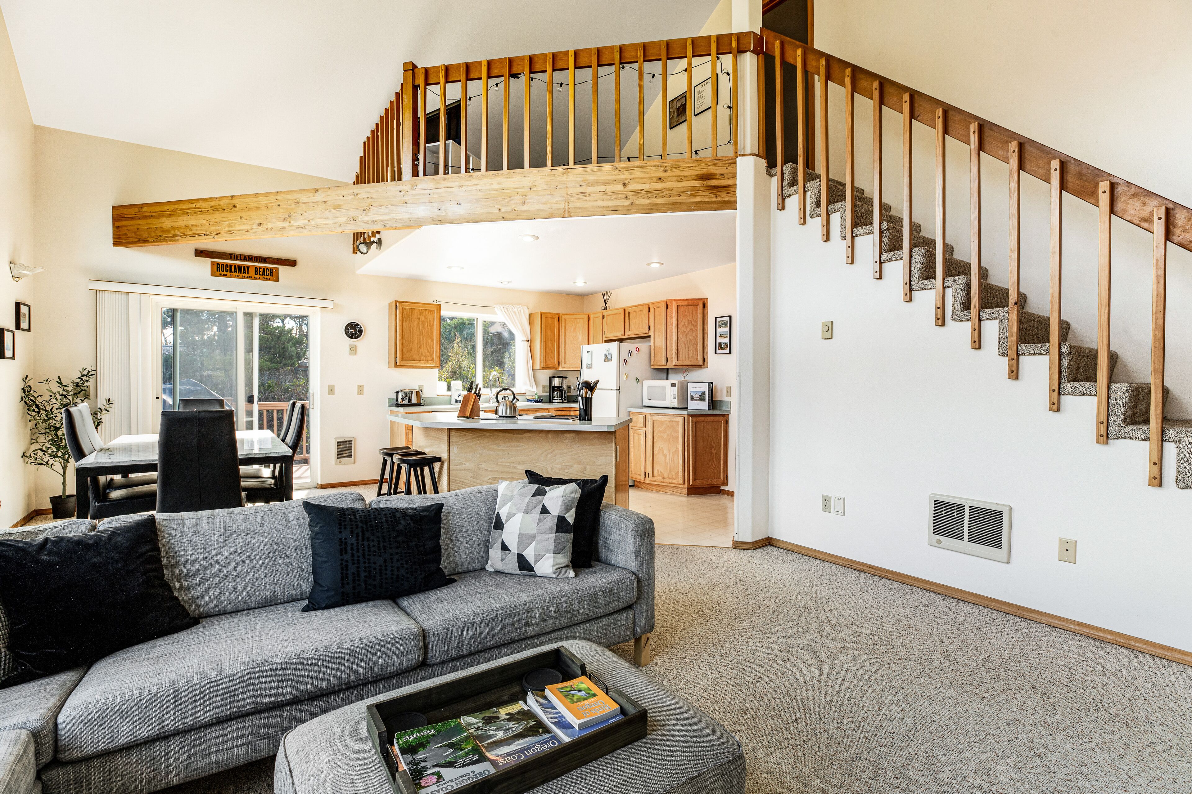 Lake view getaway steps from beach with WiFi & private washer/dryer - dogs ok