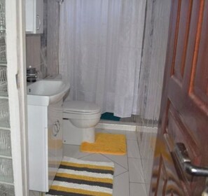 Combined shower/bathtub, towels