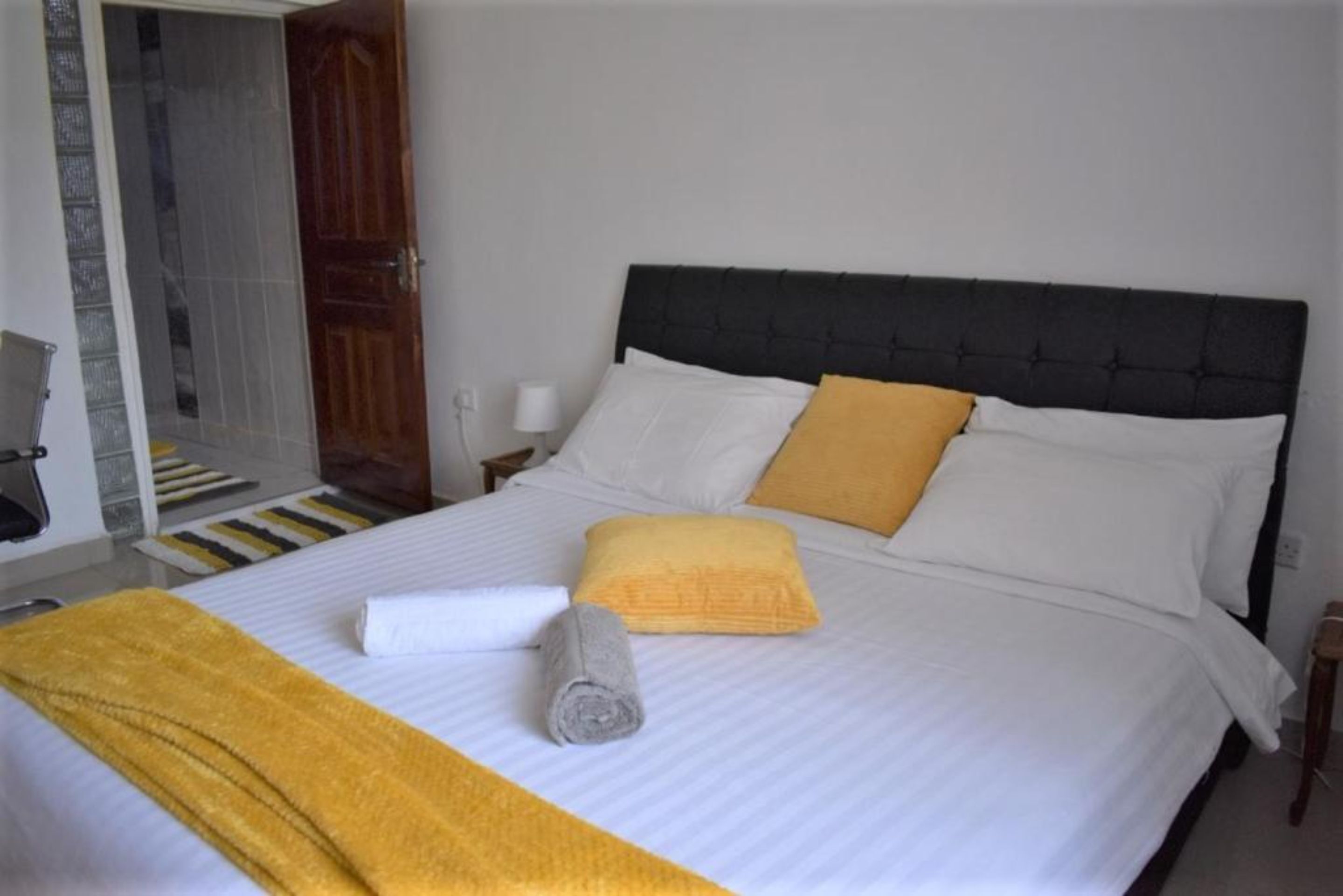 3 habitaciones, sistema de insonorización y ropa de cama 