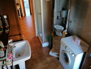 تجهيزات دش، مجففات شعر، مراحيض شطف، مناشف