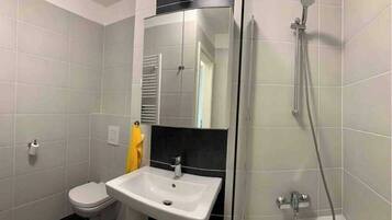 Ducha y bañera combinadas, secador de pelo, toallas y jabón