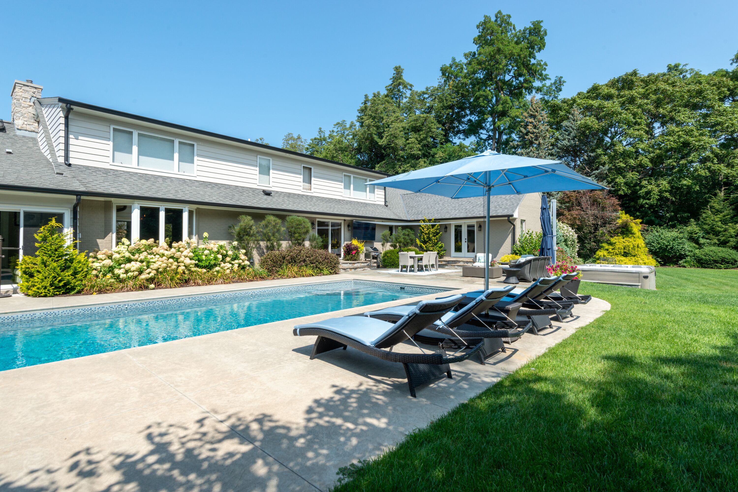 Pool, Hot Tub, Fire Pit & Game Room on 1+ Acre on North Shore Drive!