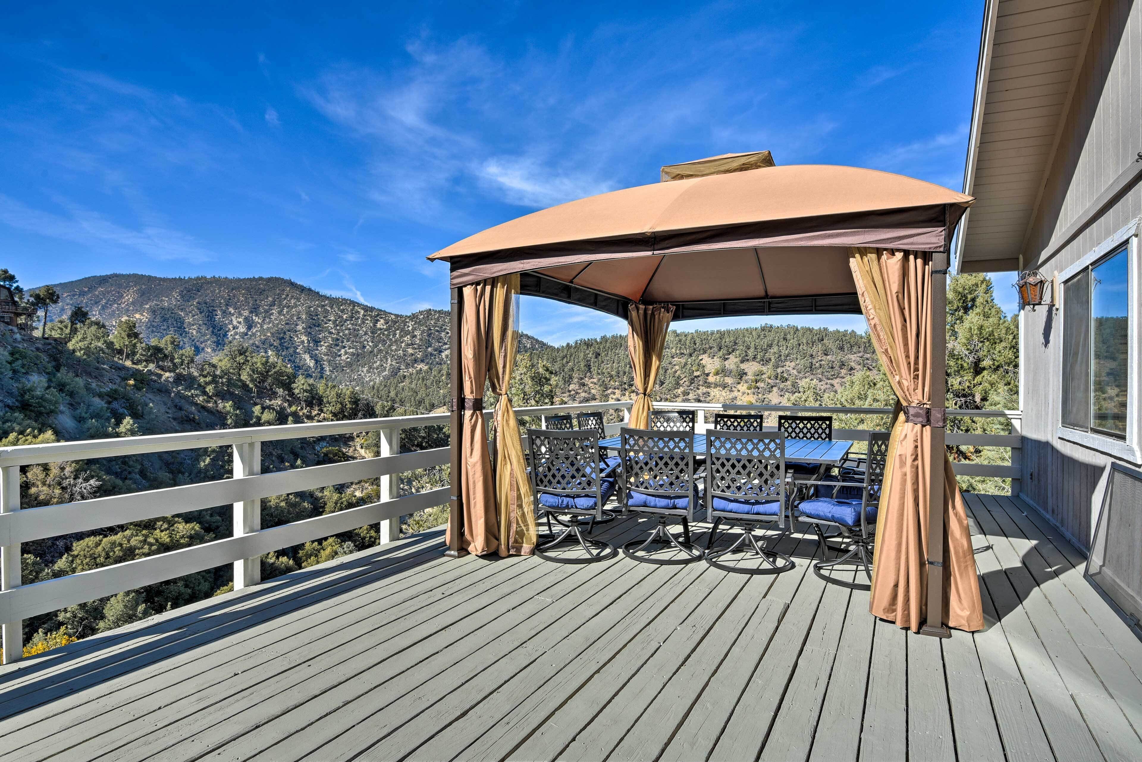 Luxe Escape w/ Decks, Mtn Views, Game Room!