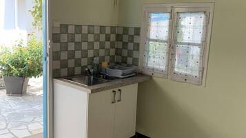 Micro-ondes, four, plaque de cuisson, tables Ă manger