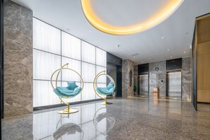 Área de estar no saguão