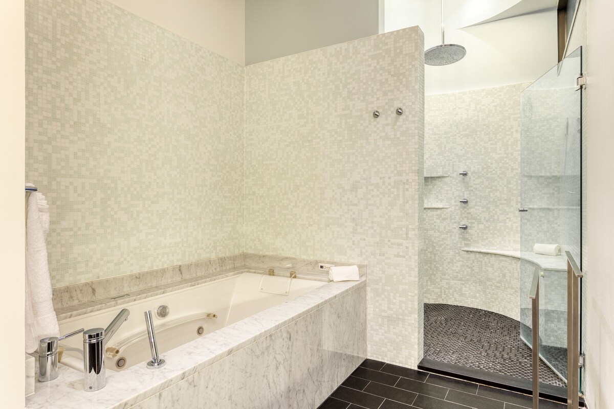 Photo 35 of Luxe 4-Story w/ Rooftop HotTub, GameRoom, Theater | Paramount Place by AvantStay