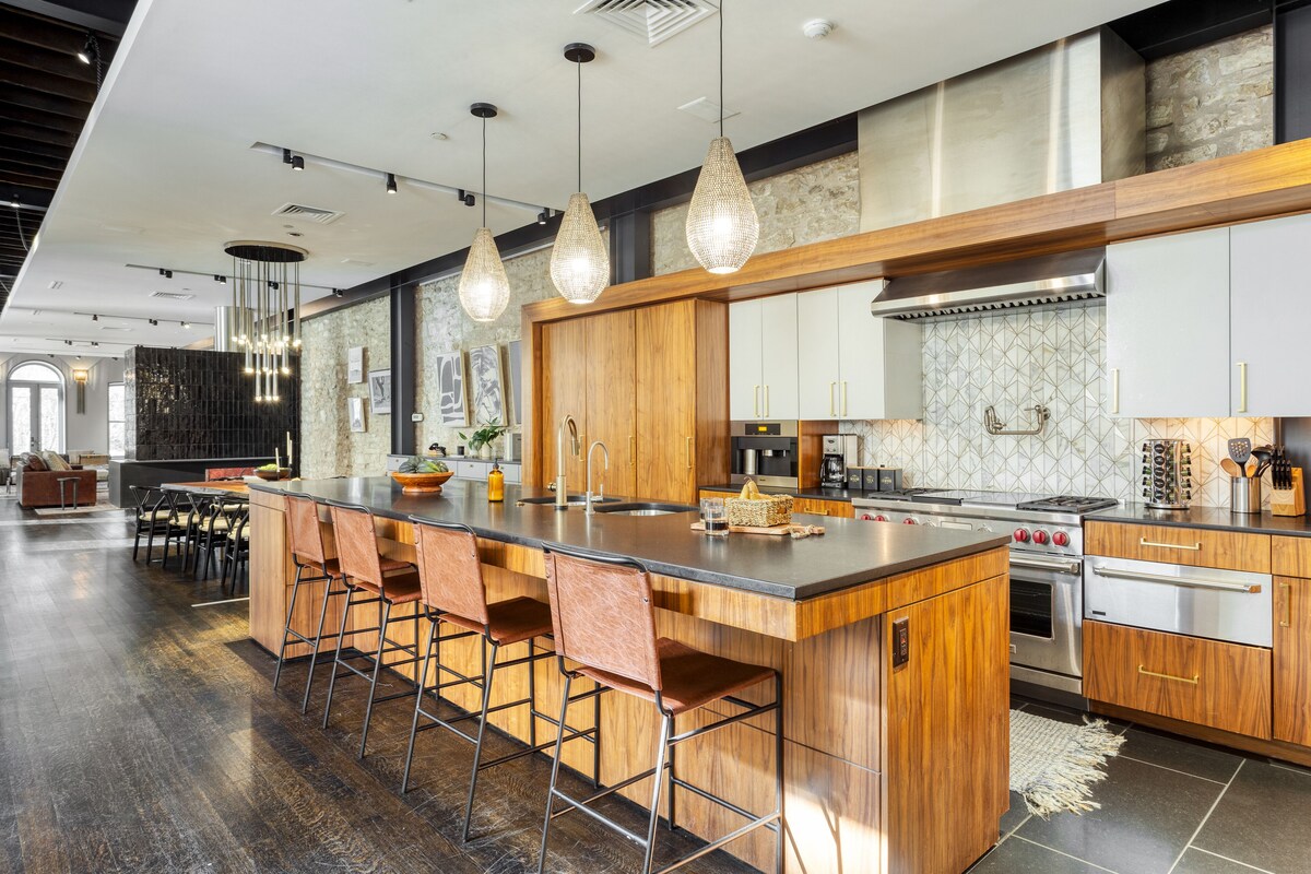 Photo 6 of Luxe 4-Story w/ Rooftop HotTub, GameRoom, Theater | Paramount Place by AvantStay