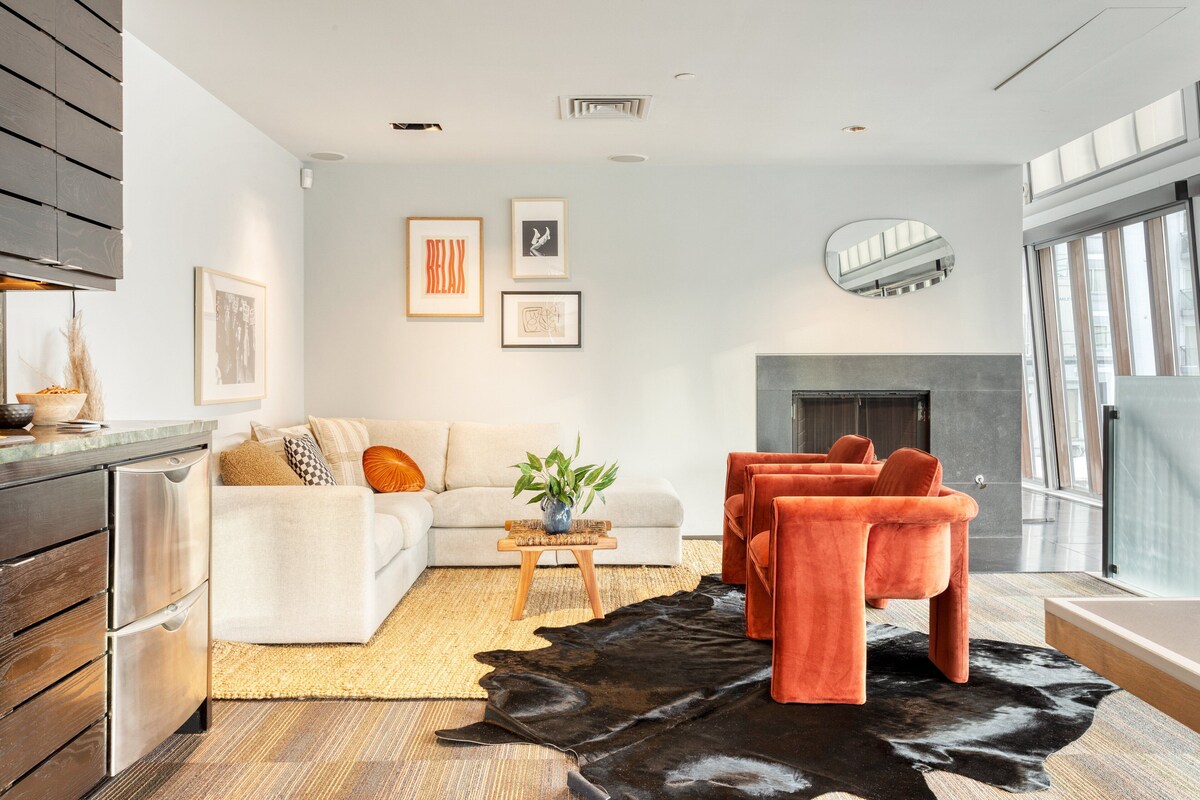 Photo 13 of Luxe 4-Story w/ Rooftop HotTub, GameRoom, Theater | Paramount Place by AvantStay