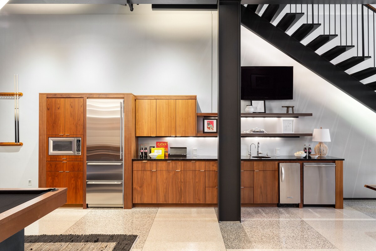 Photo 9 of Luxe 4-Story w/ Rooftop HotTub, GameRoom, Theater | Paramount Place by AvantStay