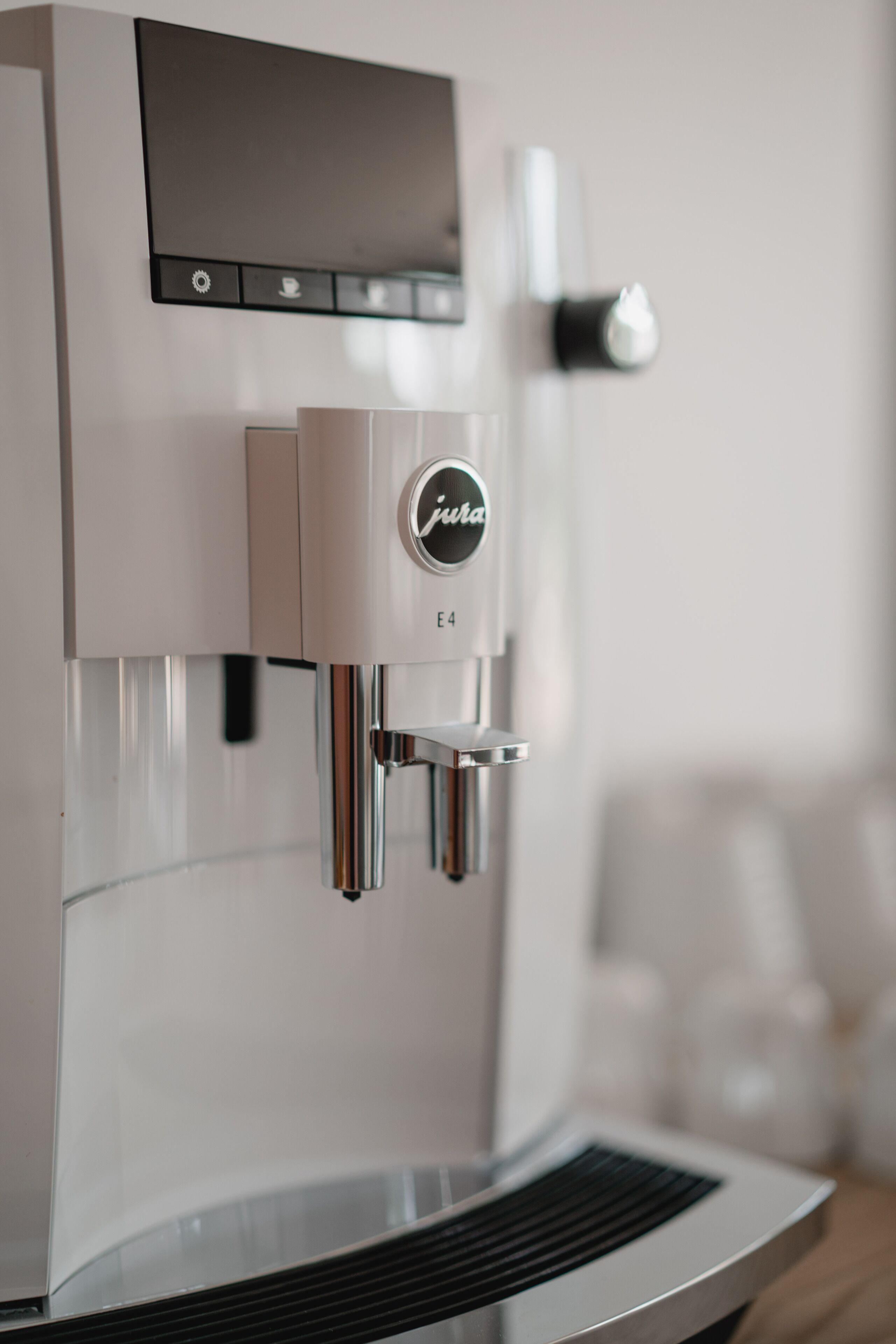Una máquina de espresso moderna con pantalla digital y panel de control.