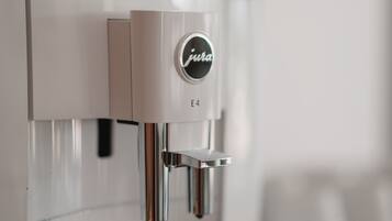 Une machine à expresso moderne dotée d’un écran numérique et d’un panneau de commande.