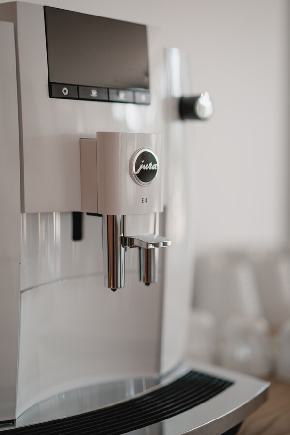 A modern espresso machine with a digital display and a control panel. - Villa Métis (Les Herbiers)