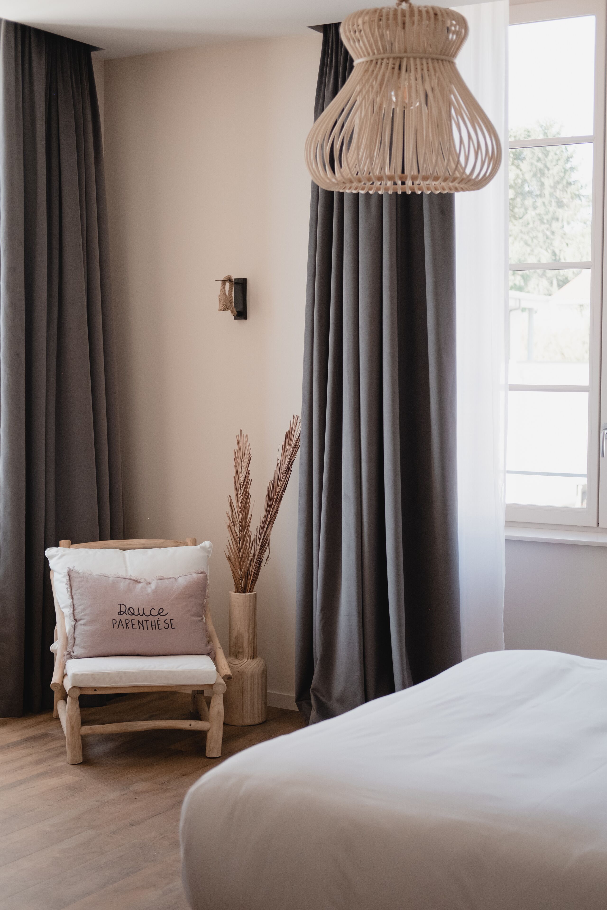 Moorea | 客房內保險箱、書桌、筆電工作空間、遮光布/窗簾