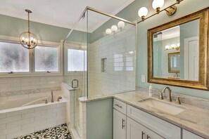 Bathtub, hair dryer - Sunset Ridge Lake Front Retreat (Seneca)