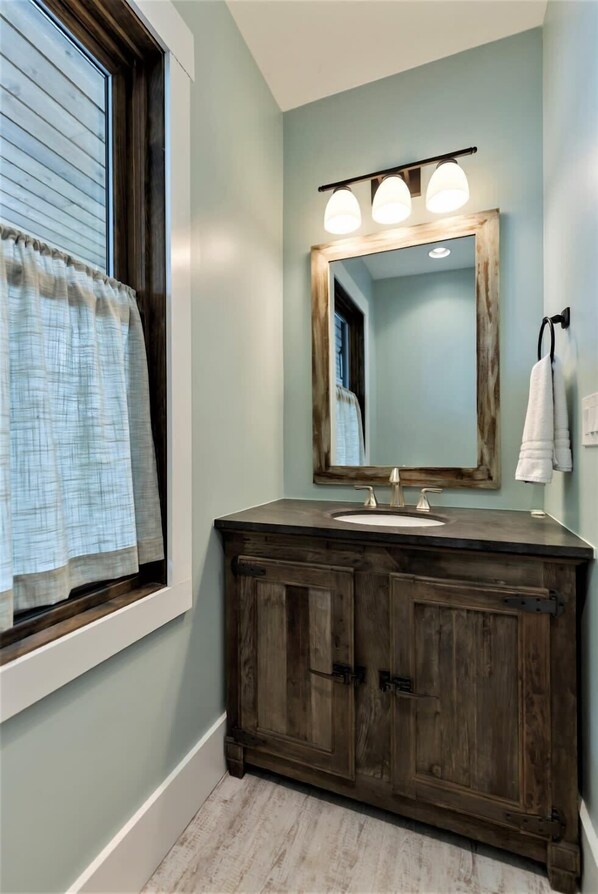 Badekar, hårtørrer, Shampoo, Toiletpapir