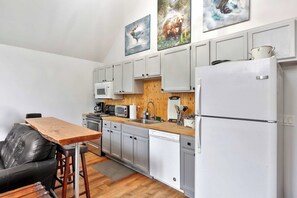 Fridge, microwave, oven, stovetop - Harbor Dr White Sandy Shores (West Union)