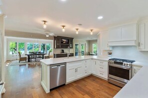 冷蔵庫、電子レンジ、オーブン、コンロ