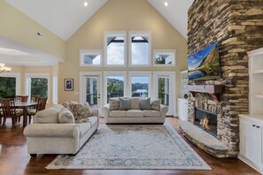 テレビ、暖炉、書斎 / ワークスペース