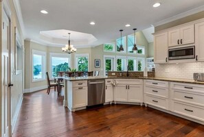 Fridge, microwave, oven, stovetop - Peninsula Sunset View of Keowee (West Union)