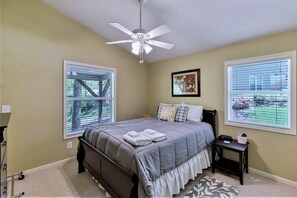 4 habitaciones, escritorio y tabla de planchar con plancha 