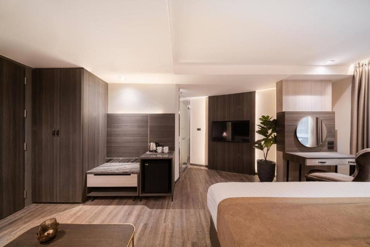 Minibar, desk, laptop workspace, blackout curtains