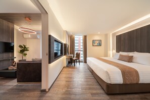 Minibar, desk, laptop workspace, blackout curtains - Aspira Parc Sukhumvit 22 (Bangkok)