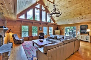 Una televisión, una oficina