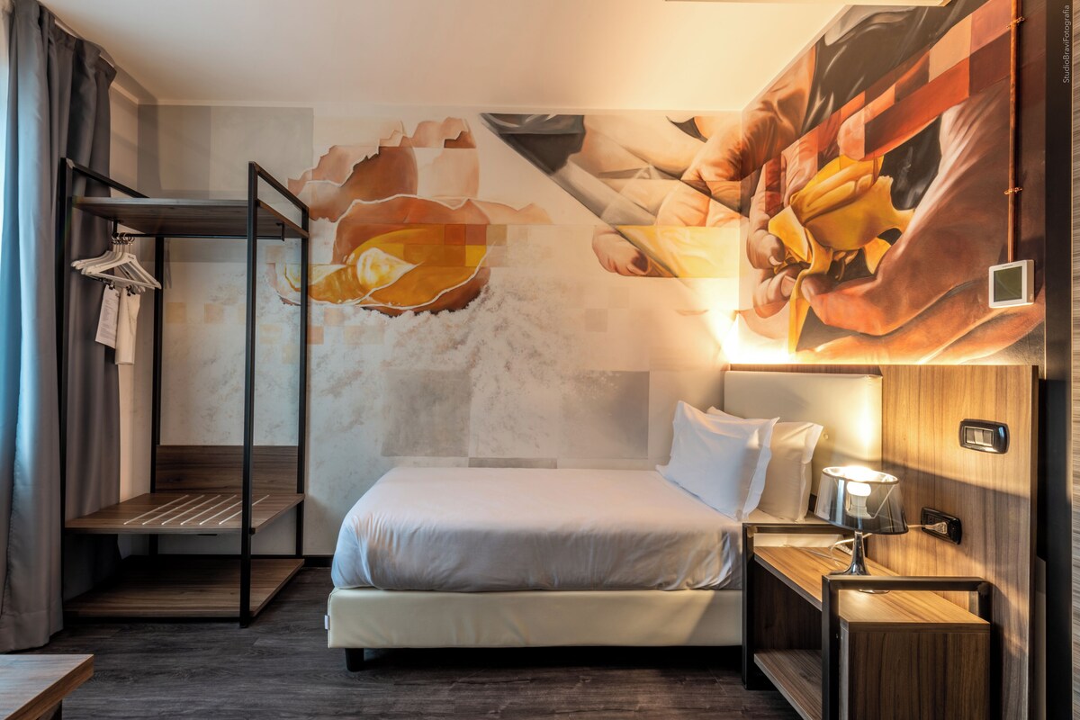 Comfort Room, 1 Twin Bed | Minibar, in-room safe, desk, laptop workspace