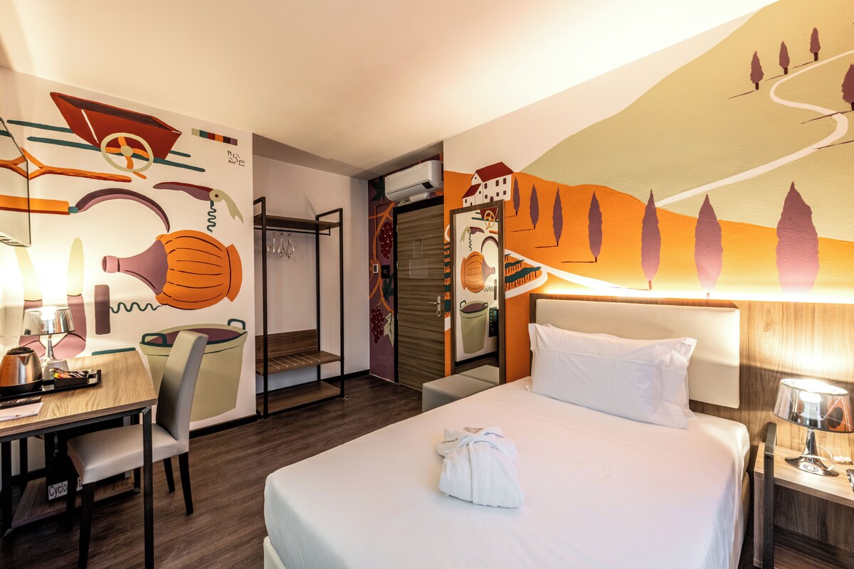 Comfort Room, 1 Twin Bed | Minibar, in-room safe, desk, laptop workspace