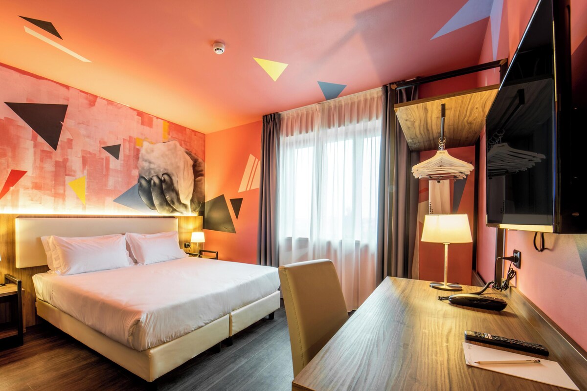 Comfort Room, 1 Katil Ratu (Queen), mesra pergerakan | Bar mini, peti besi dalam bilik, meja, ruang kerja komputer riba 