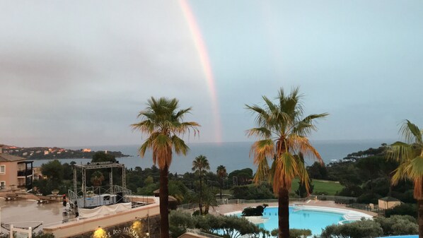 Utendørsbasseng og et oppvarmet basseng