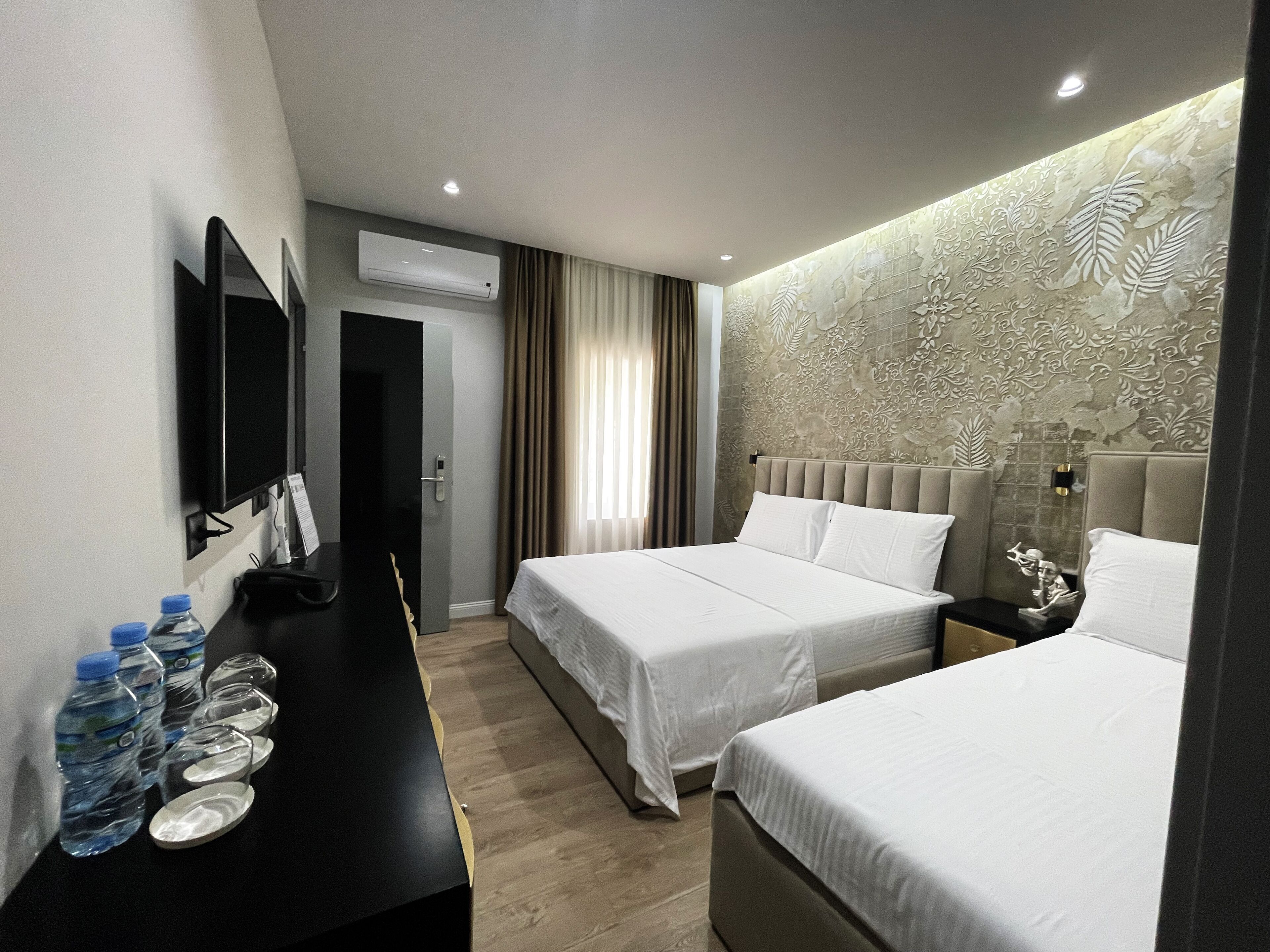 Caja de seguridad en la habitación y escritorio 