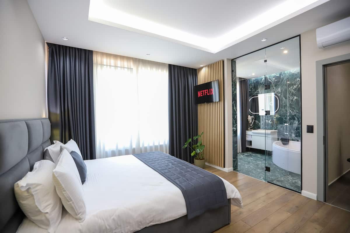 Superior Suite with Jacuzzi | 1 Schlafzimmer, Zimmersafe, Schreibtisch, laptopgeeigneter Arbeitsplatz