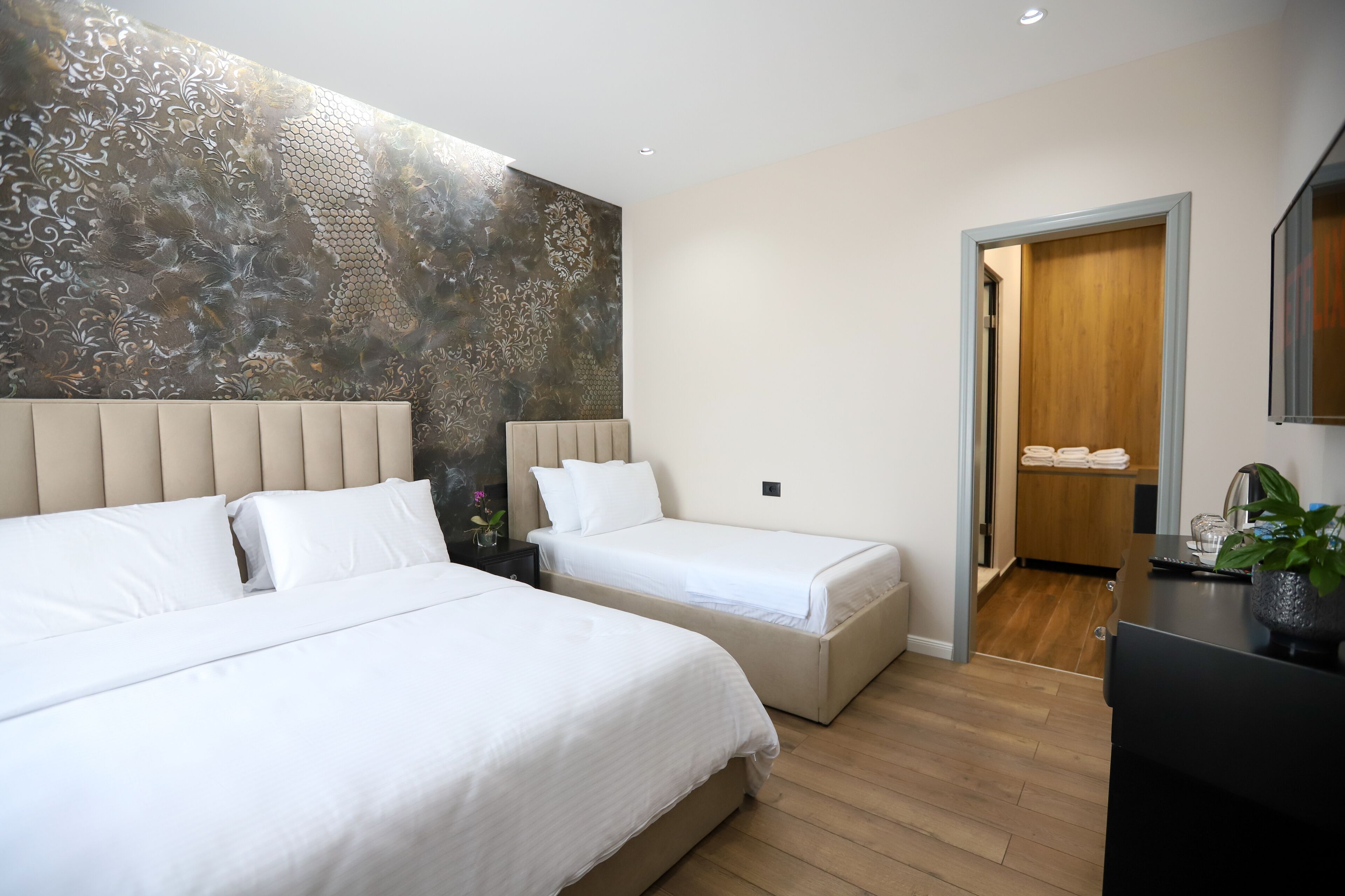 Caja de seguridad en la habitación y escritorio 