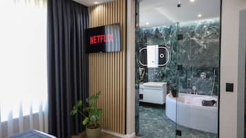 Superior Suite with Jacuzzi | In-room safe, desk, laptop workspace, soundproofing