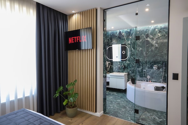 Superior Suite with Jacuzzi | Cofres nos quartos, escrivaninha, espaço de trabalho para notebook
