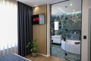 Superior Suite with Jacuzzi | Brankas, meja kerja, ruang kerja ramah laptop, dan kedap suara